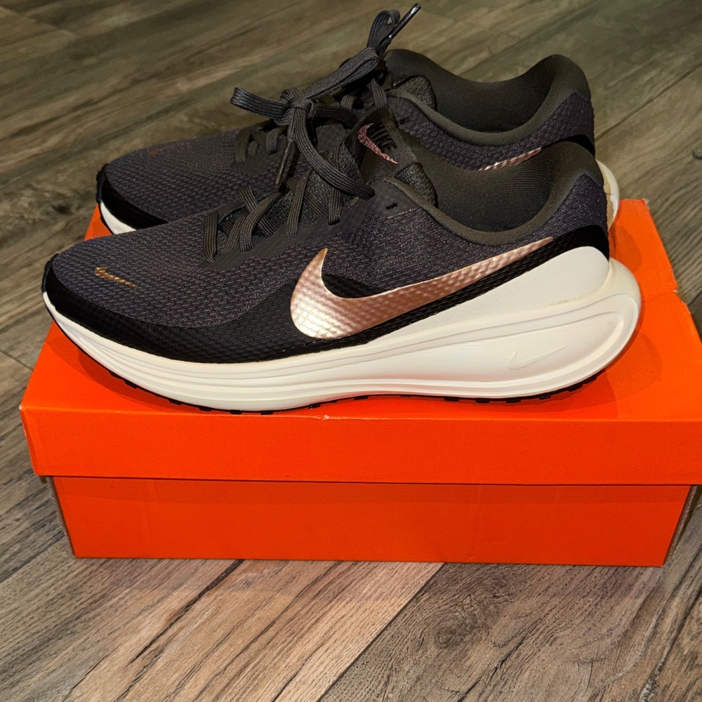Nike Revolution 8 Running Shoe - Women's Sz 9.5 - Picture 4 of 10